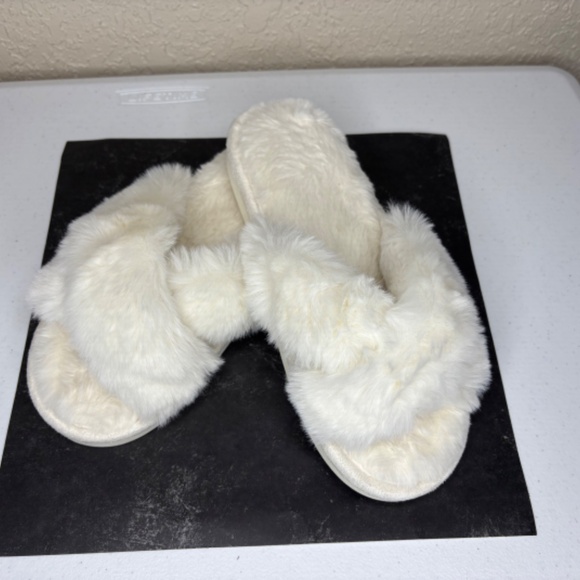 White Fuzzy Faux Fur Bride Criss Cross Soft Slide Slippers Women's Size 10 - Picture 6 of 8